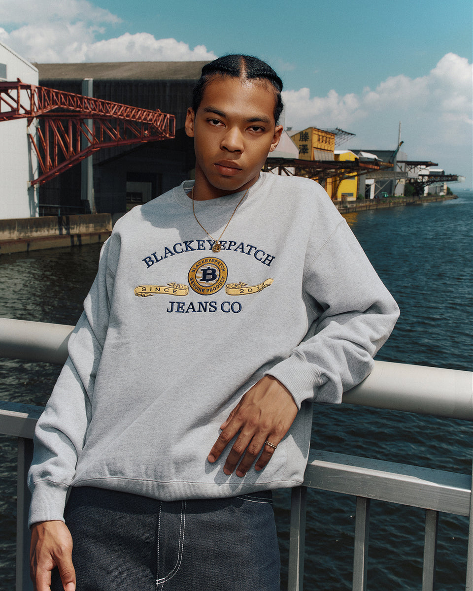 CURRENSY EMBLEM CREW SWEAT NAVY – BlackEyePatch