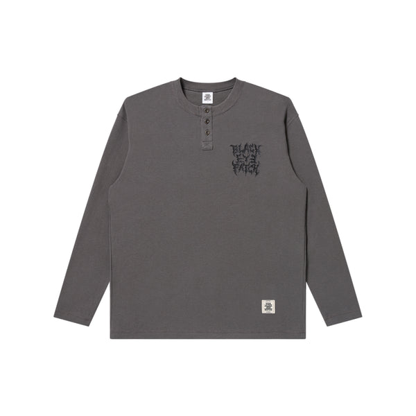 TRAP METAL LOGO HENLEY NECK L/S TEE CHARCOAL