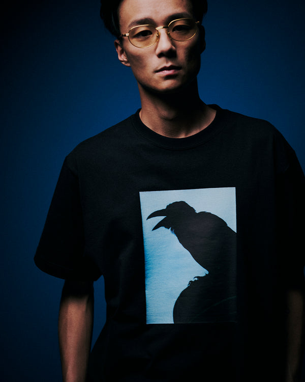 JIRO KONAMI CROW PHOTO TEE BLACK