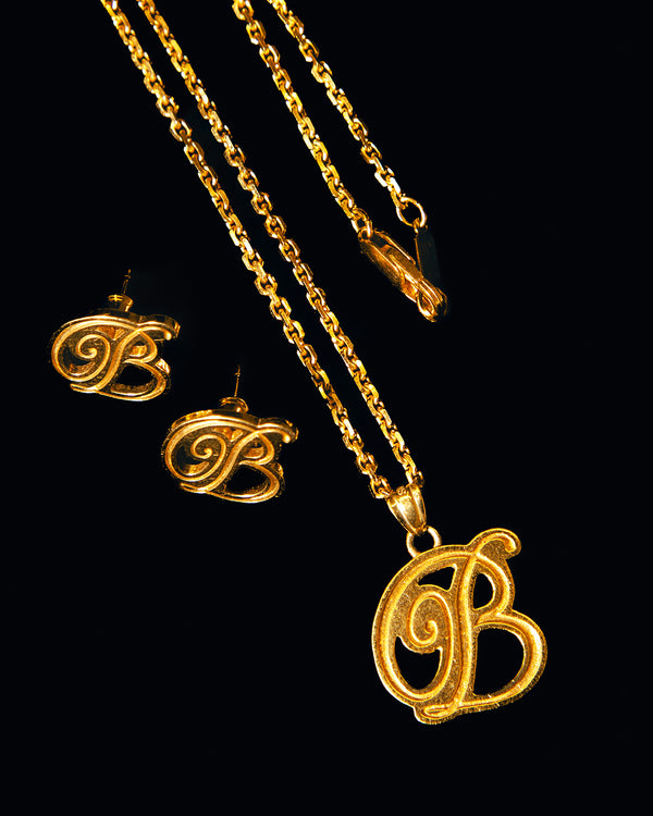 B EMBLEM CHAIN NECKLACE GOLD