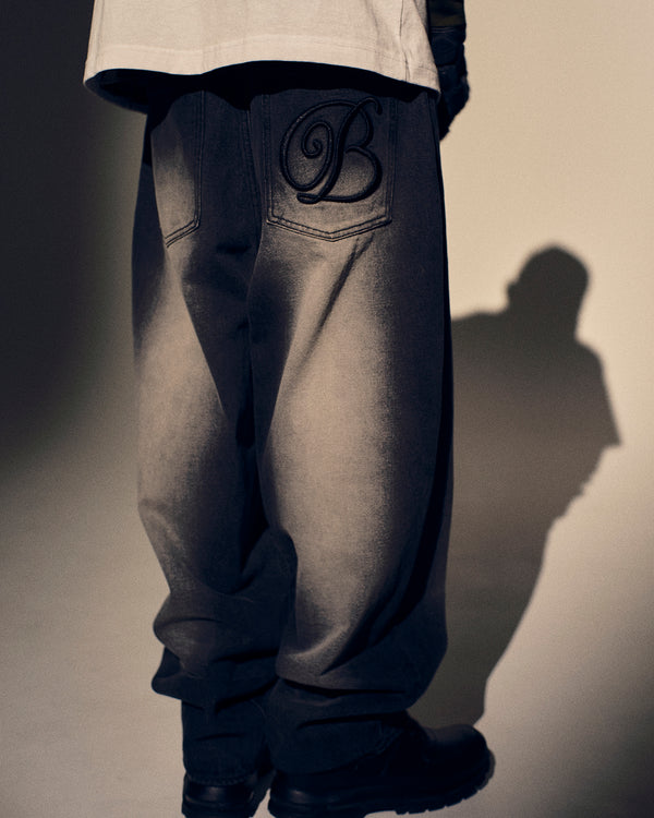 B EMBLEM EXTRA BAGGY JEANS BLACK