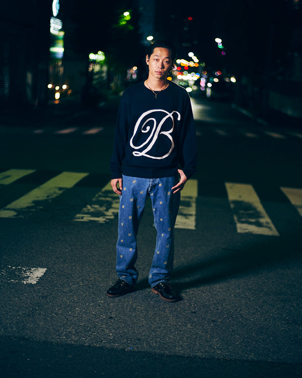 B EMBLEM KNIT SWEATER NAVY