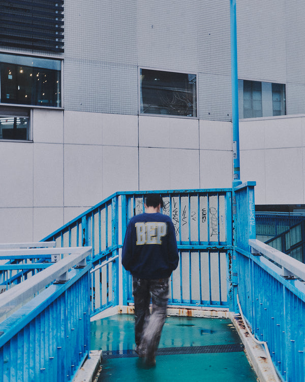 REFLECTIVE VINTAGE B EMBLEM CREW SWEAT NAVY