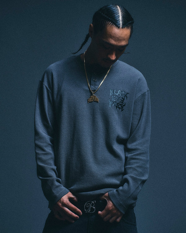 TRAP METAL LOGO HENLEY NECK L/S TEE BLACK