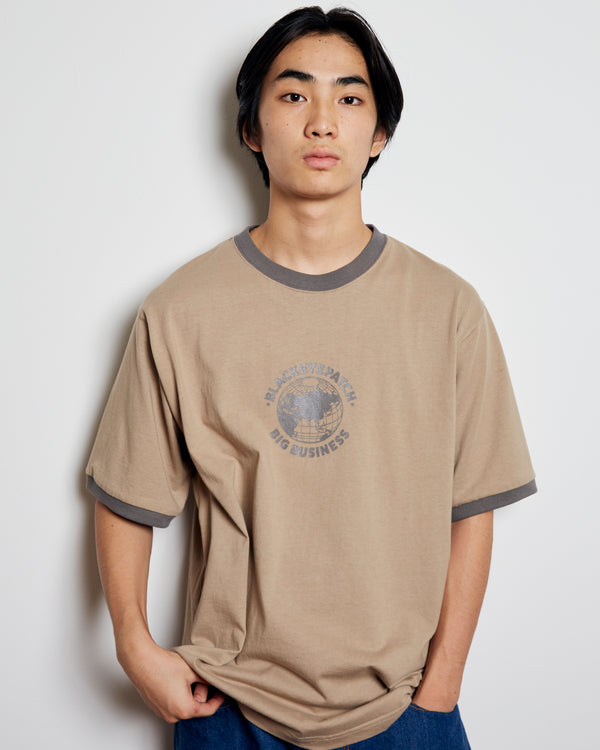 BIG BUISINESS RINGER TEE SAND